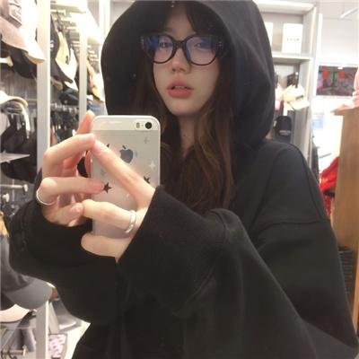 穿黄睡衣的女孩